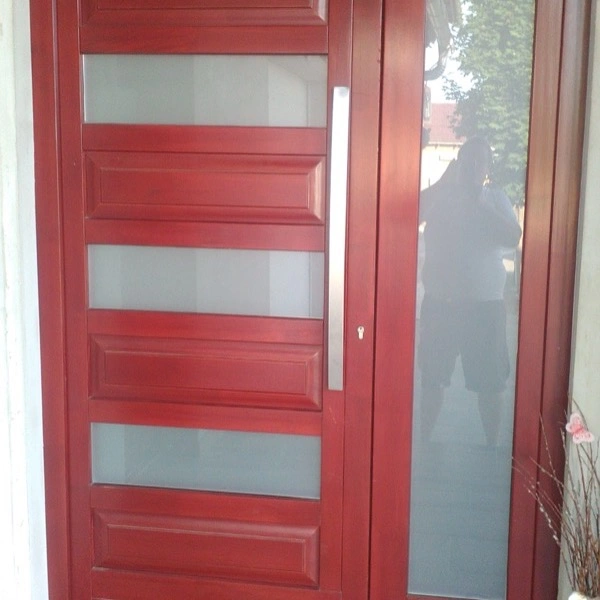 Bejárati ajtó modern fogantyúval